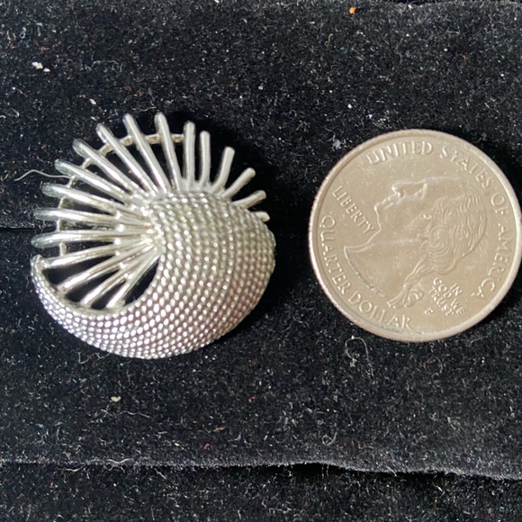 Vintage Sarah Coventry brooch and clips set - Picture 4 of 5